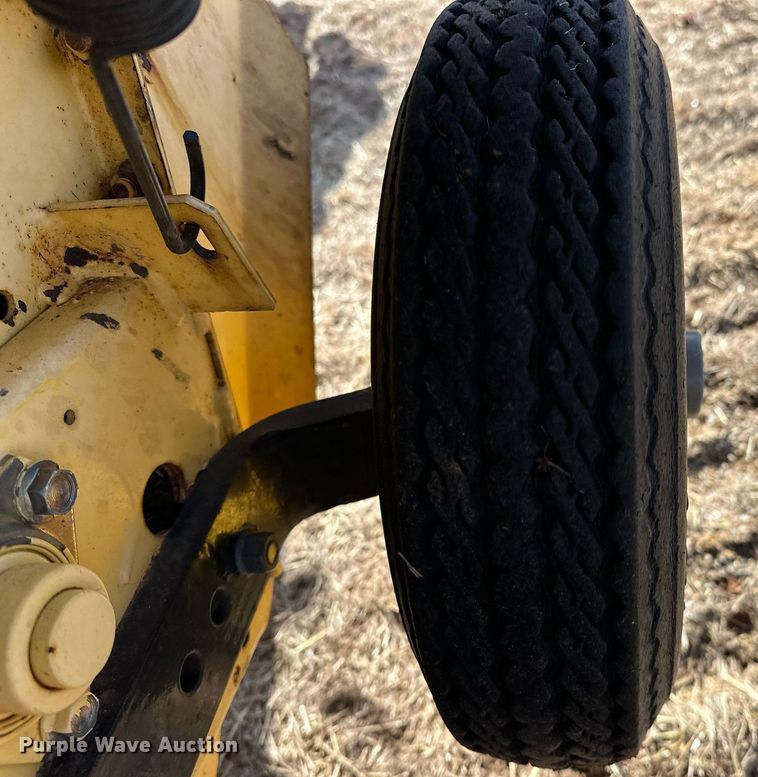 image for item EK0436 2004 New Holland BR780 round baler