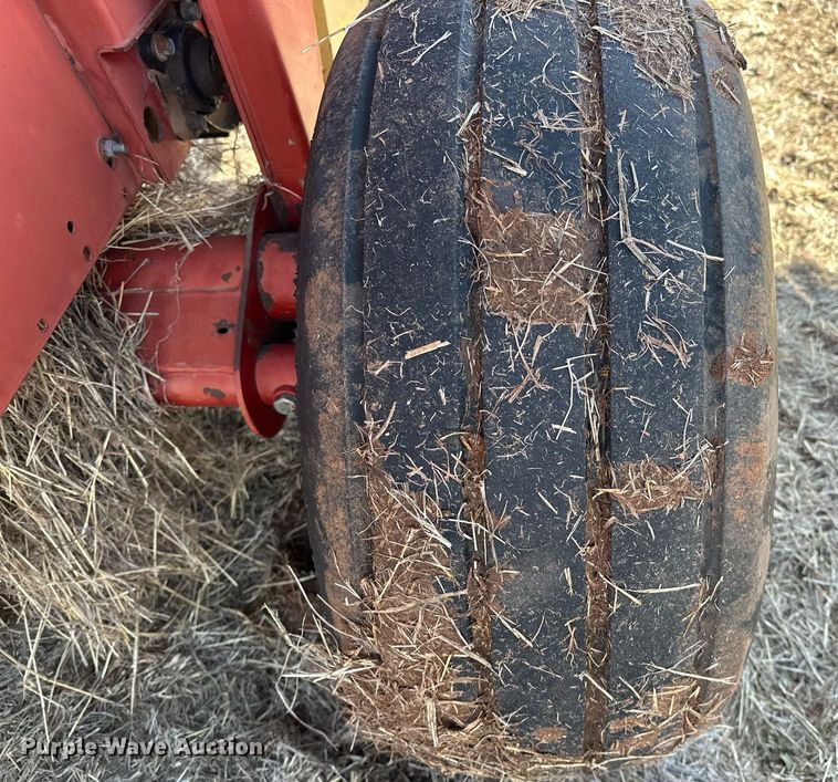 image for item EK0436 2004 New Holland BR780 round baler