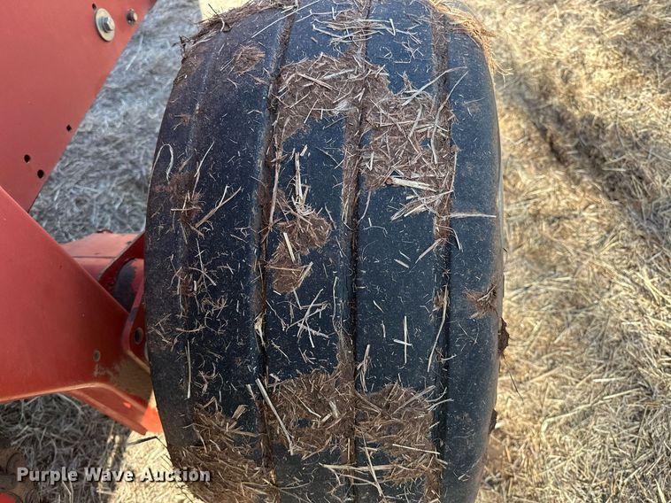 image for item EK0436 2004 New Holland BR780 round baler