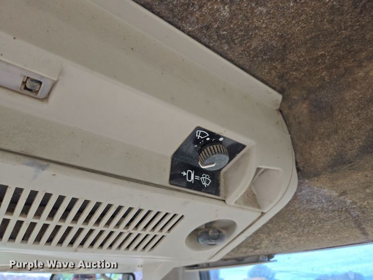 image for item EN6009 2004 John Deere 6415 MFWD tractor