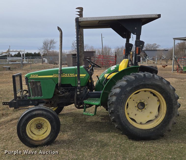 image for item EN8700 2005 John Deere 5205 tractor