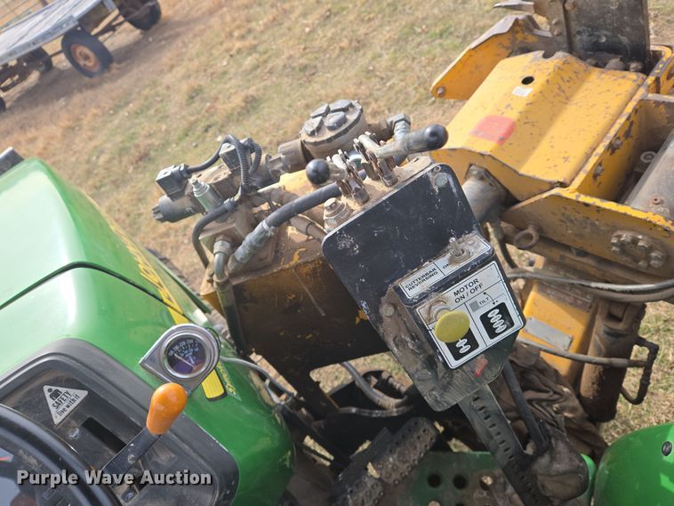 image for item EN8700 2005 John Deere 5205 tractor