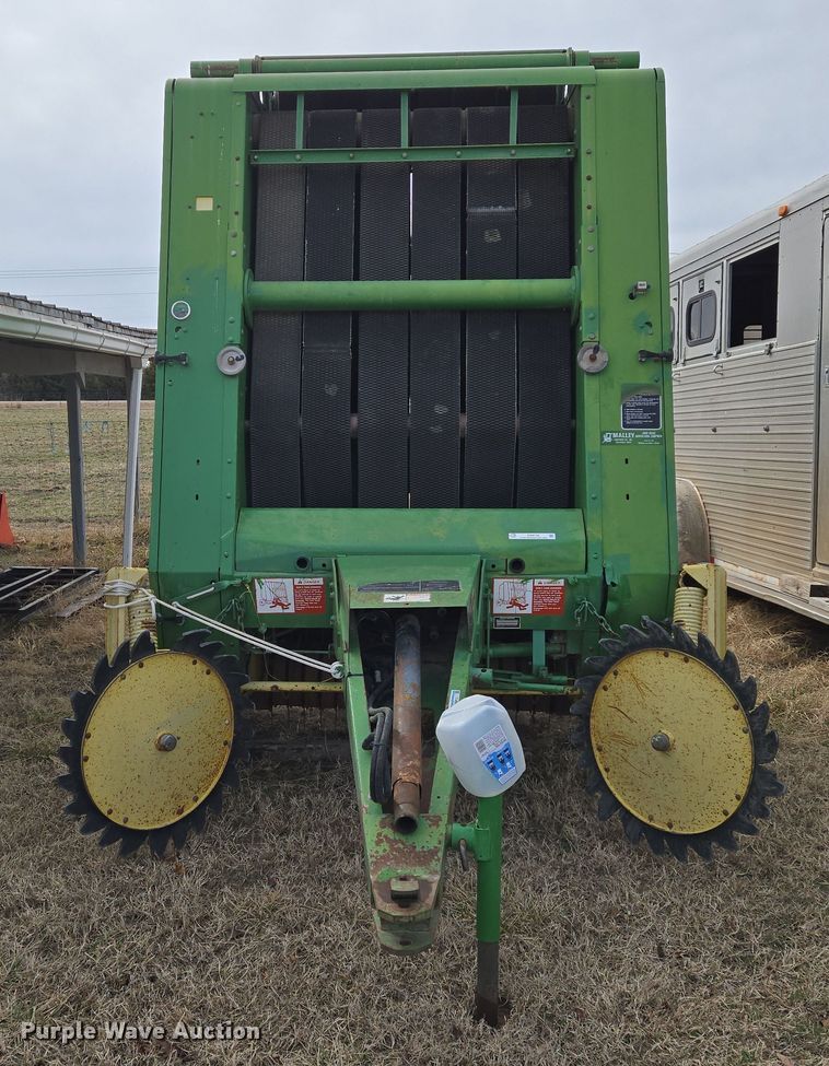 image for item EN8704 1992 John Deere 435 round baler