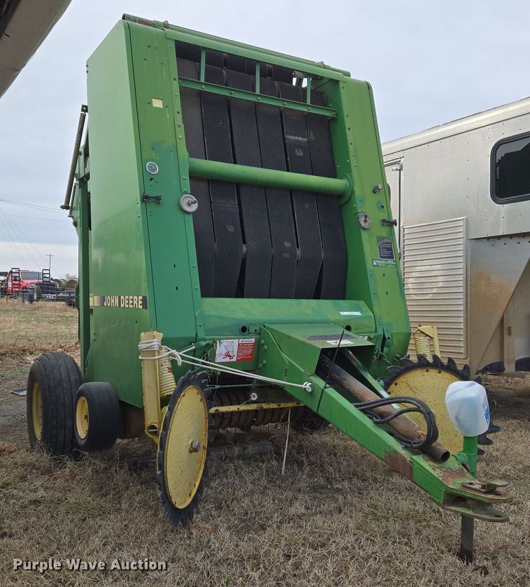 image for item EN8704 1992 John Deere 435 round baler