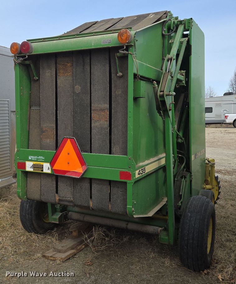 image for item EN8704 1992 John Deere 435 round baler