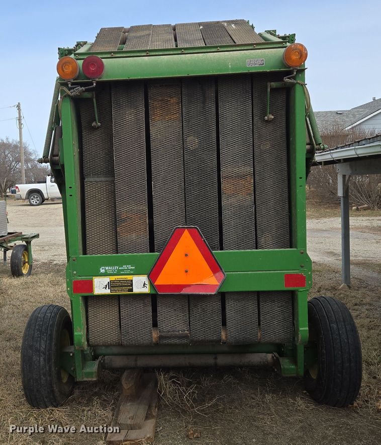 image for item EN8704 1992 John Deere 435 round baler