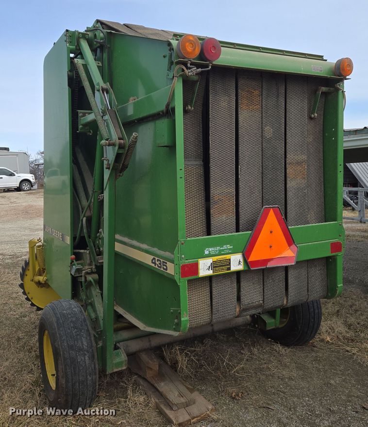 image for item EN8704 1992 John Deere 435 round baler