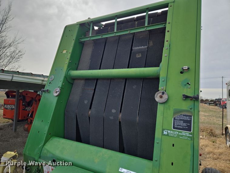 image for item EN8704 1992 John Deere 435 round baler