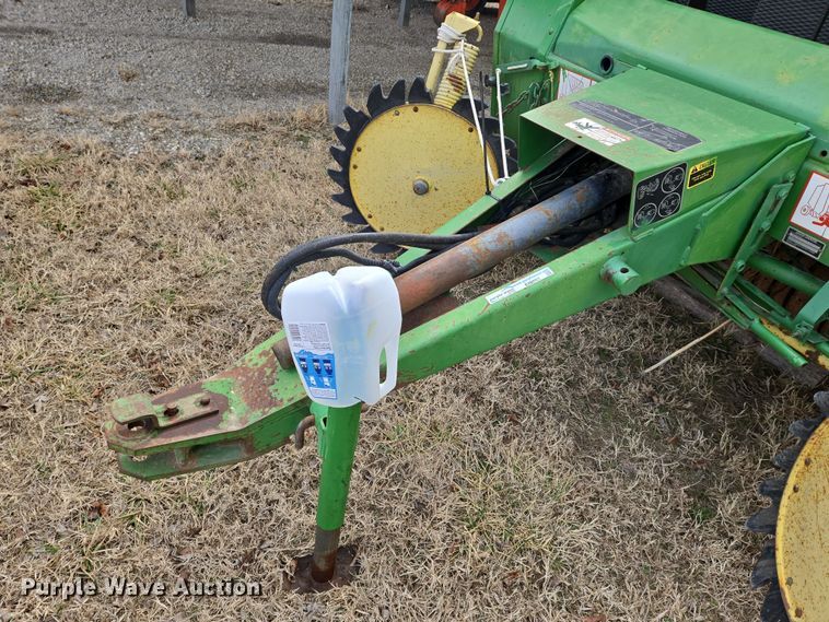 image for item EN8704 1992 John Deere 435 round baler