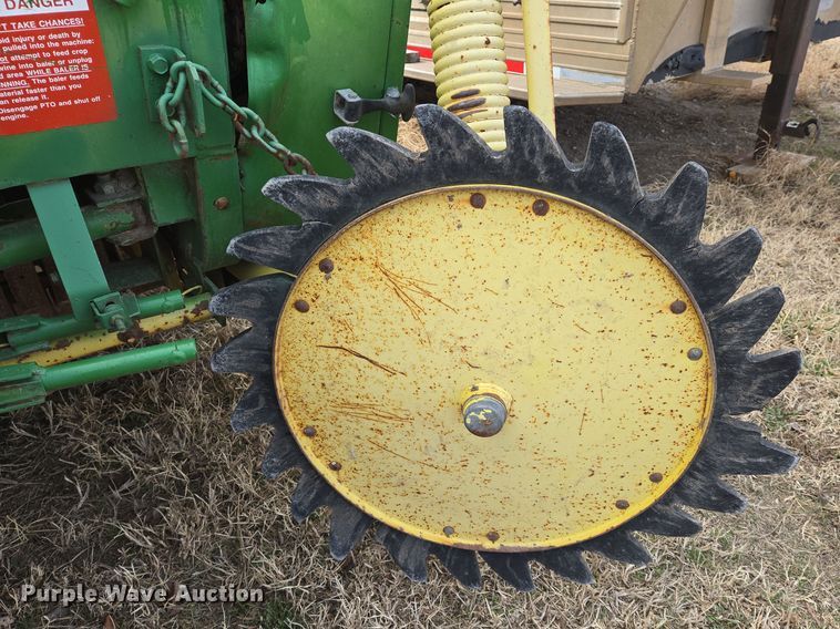 image for item EN8704 1992 John Deere 435 round baler