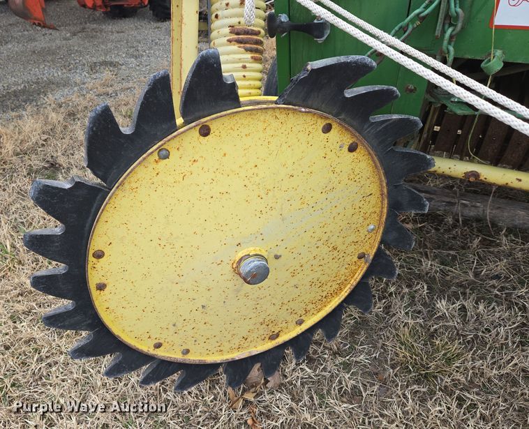 image for item EN8704 1992 John Deere 435 round baler