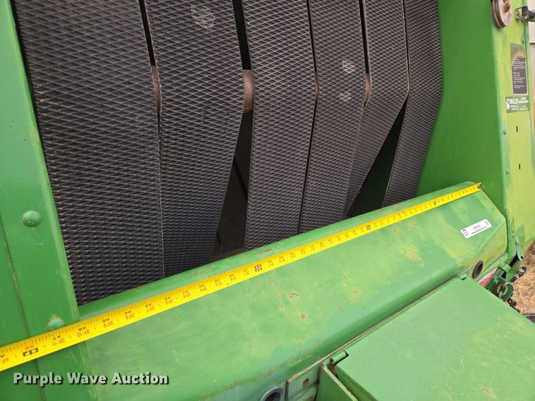 image for item EN8704 1992 John Deere 435 round baler