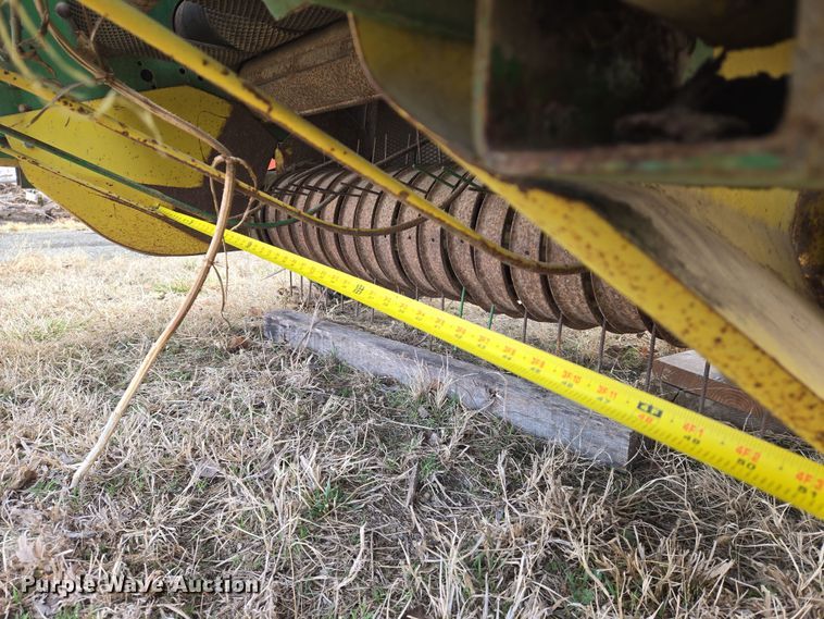 image for item EN8704 1992 John Deere 435 round baler