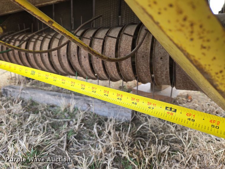 image for item EN8704 1992 John Deere 435 round baler