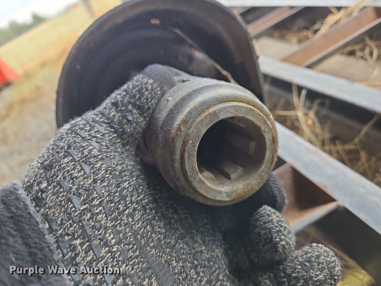 image for item EN8704 1992 John Deere 435 round baler