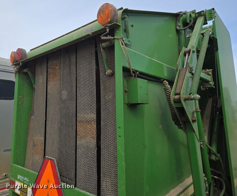 image for item EN8704 1992 John Deere 435 round baler