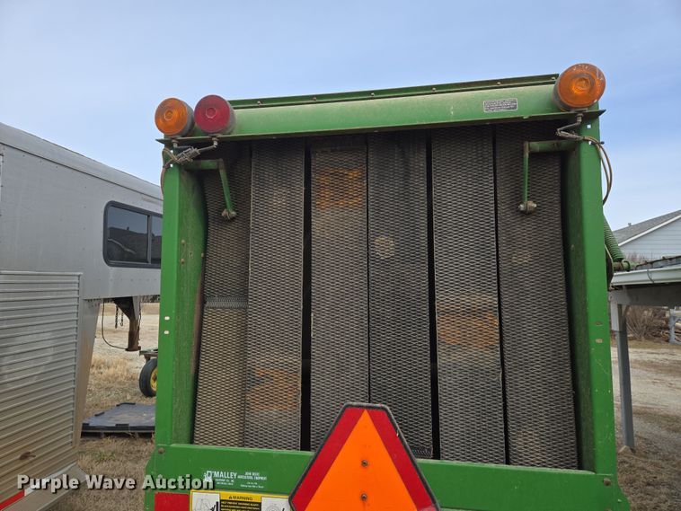 image for item EN8704 1992 John Deere 435 round baler