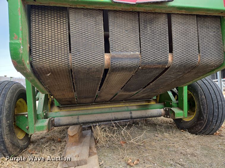 image for item EN8704 1992 John Deere 435 round baler