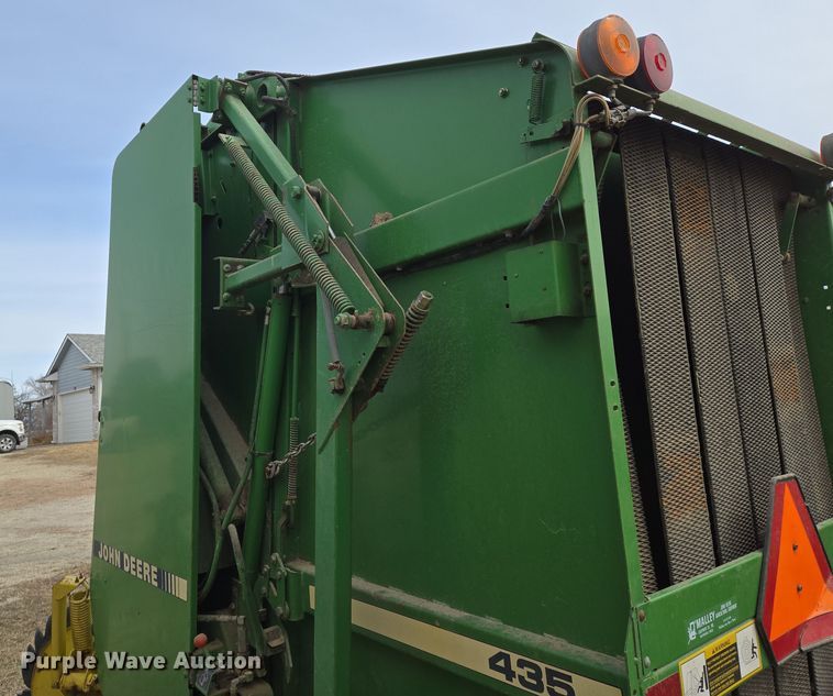 image for item EN8704 1992 John Deere 435 round baler
