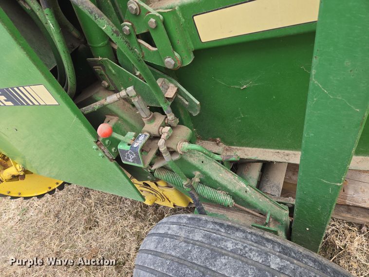 image for item EN8704 1992 John Deere 435 round baler