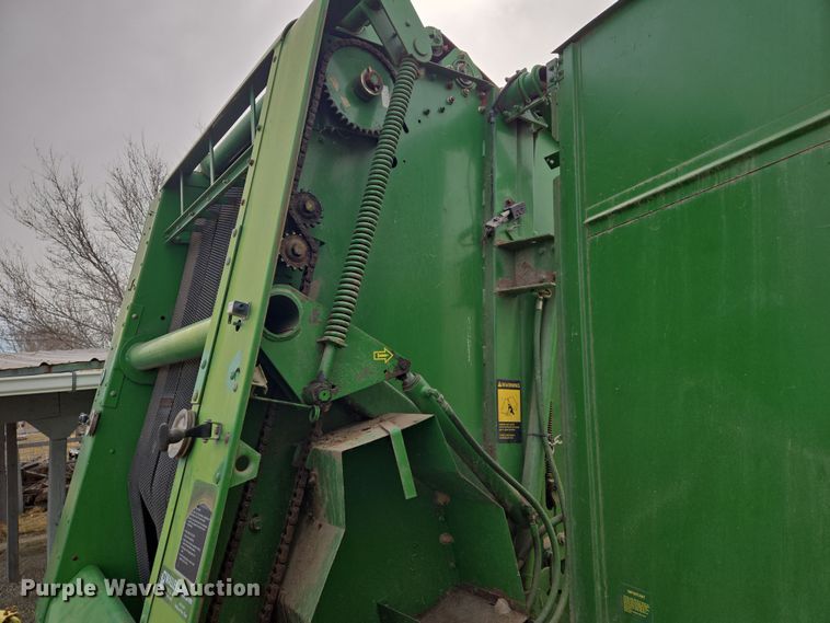image for item EN8704 1992 John Deere 435 round baler