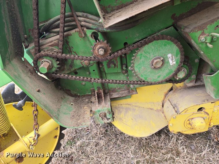 image for item EN8704 1992 John Deere 435 round baler