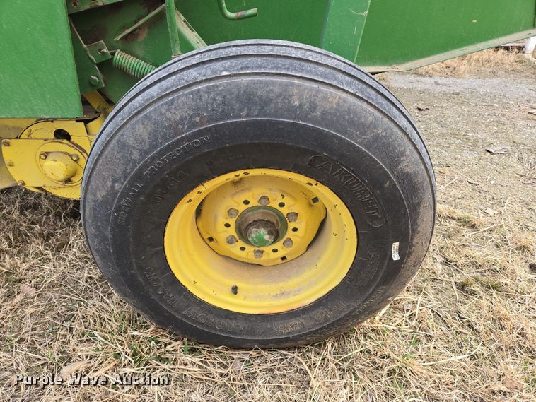image for item EN8704 1992 John Deere 435 round baler