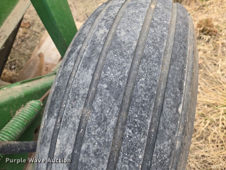 image for item EN8704 1992 John Deere 435 round baler