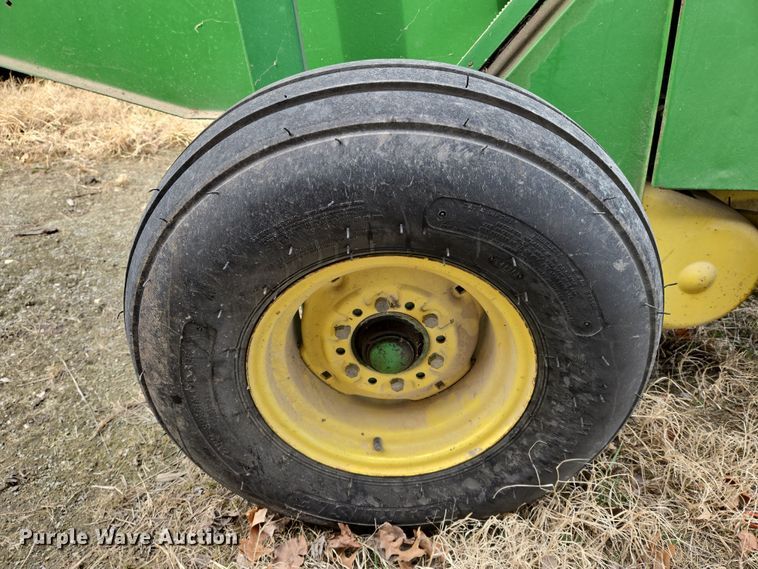 image for item EN8704 1992 John Deere 435 round baler