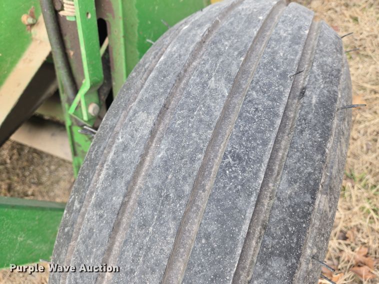 image for item EN8704 1992 John Deere 435 round baler