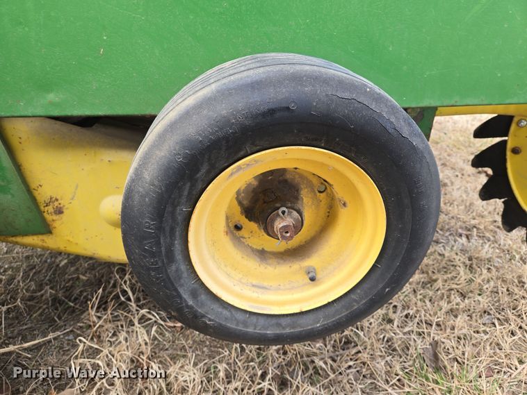 image for item EN8704 1992 John Deere 435 round baler