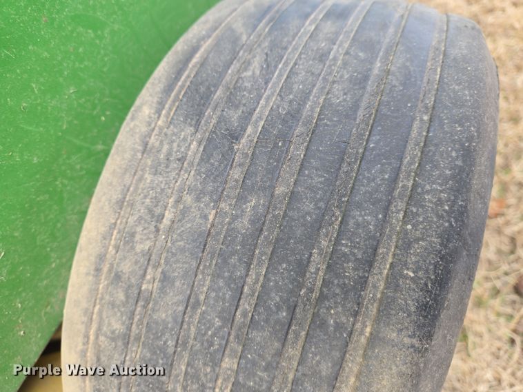 image for item EN8704 1992 John Deere 435 round baler