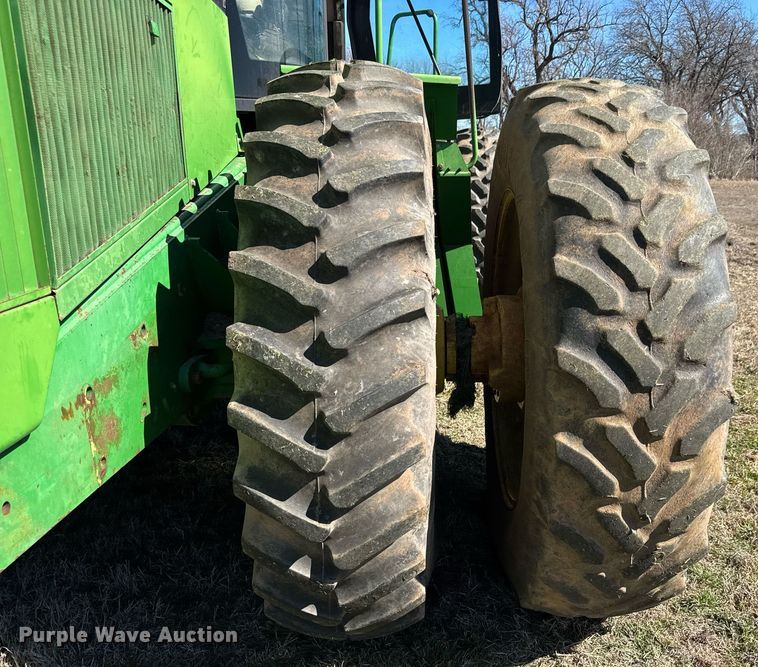 image for item EQ1123 1989 John Deere 8760 4WD tractor