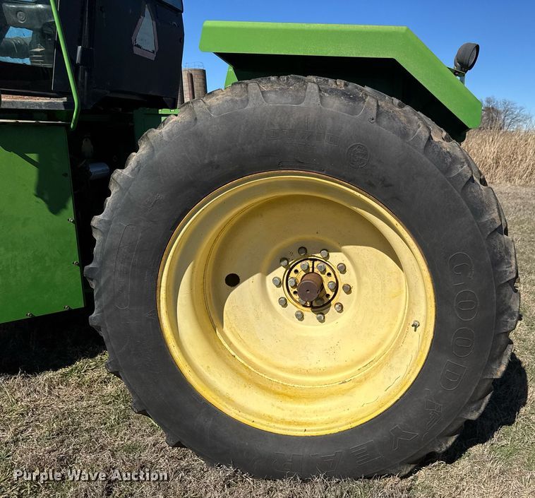 image for item EQ1123 1989 John Deere 8760 4WD tractor