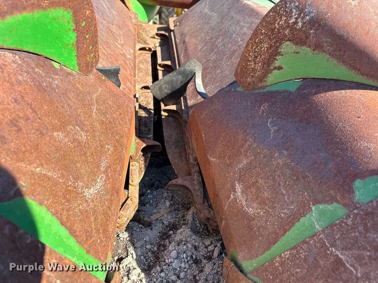 image for item EQ1126 John Deere 643 corn head