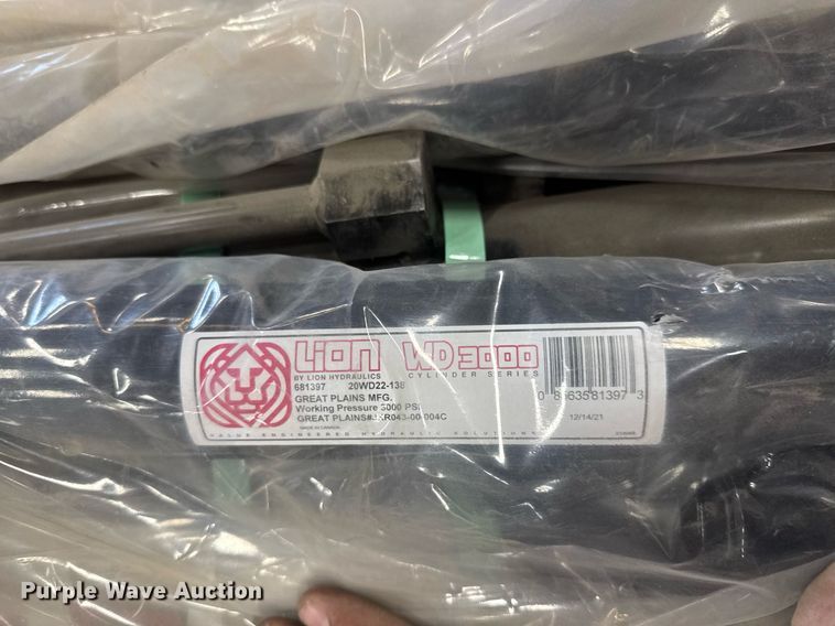 image for item EQ1158 (16) hydraulic cylinders 