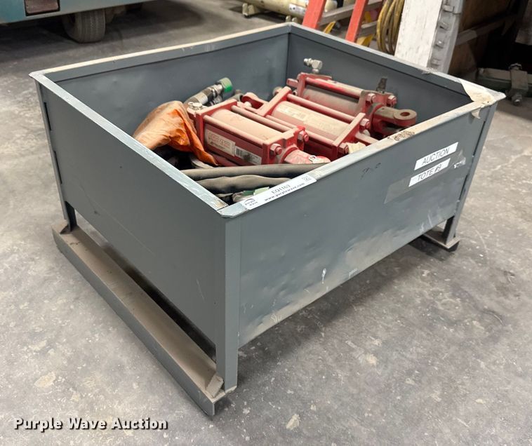 image for item EQ1163 (4) Lion 2500 hydraulic cylinders 