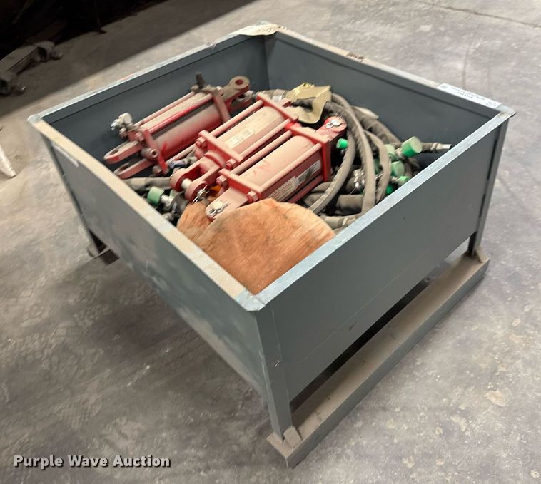 image for item EQ1163 (4) Lion 2500 hydraulic cylinders 