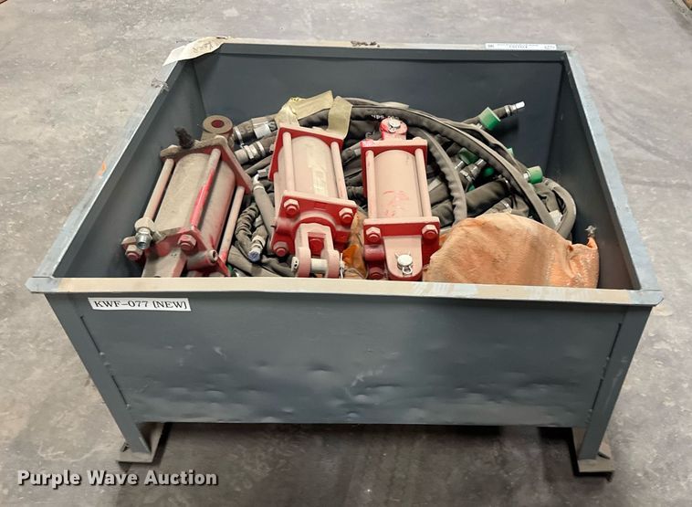 image for item EQ1163 (4) Lion 2500 hydraulic cylinders 