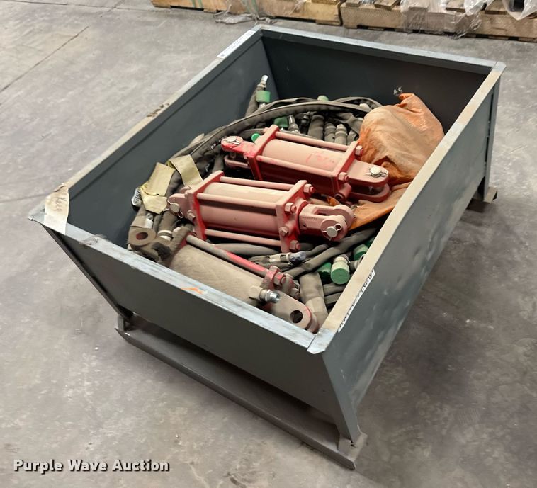 image for item EQ1163 (4) Lion 2500 hydraulic cylinders 