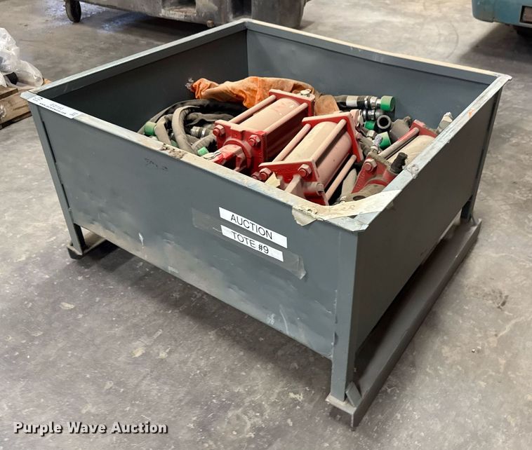 image for item EQ1163 (4) Lion 2500 hydraulic cylinders 
