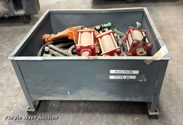 image for item EQ1163 (4) Lion 2500 hydraulic cylinders 