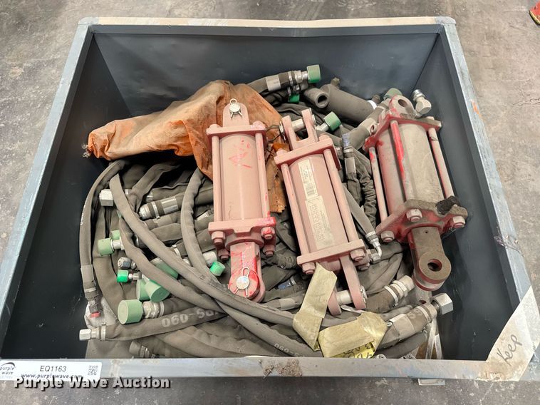 image for item EQ1163 (4) Lion 2500 hydraulic cylinders 