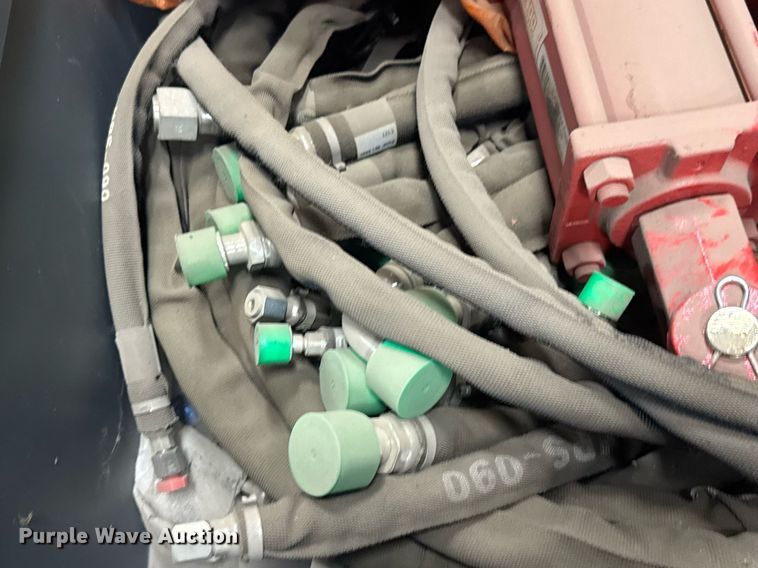 image for item EQ1163 (4) Lion 2500 hydraulic cylinders 