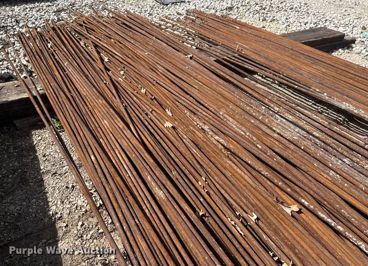 image for item EQ1225 Approximately 210 pieces of sucker rods