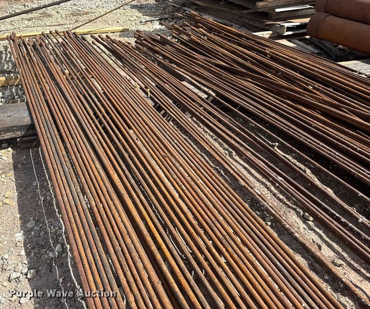 image for item EQ1225 Approximately 210 pieces of sucker rods