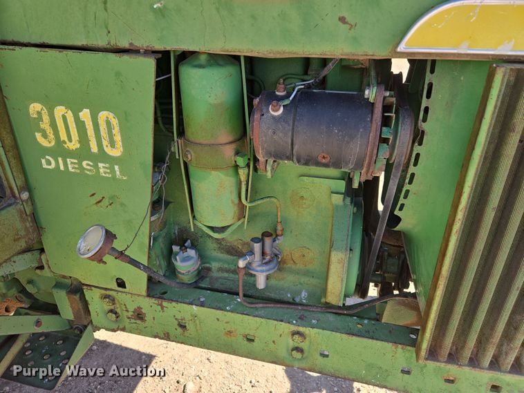 image for item ER8766 1962 John Deere 3010 tractor