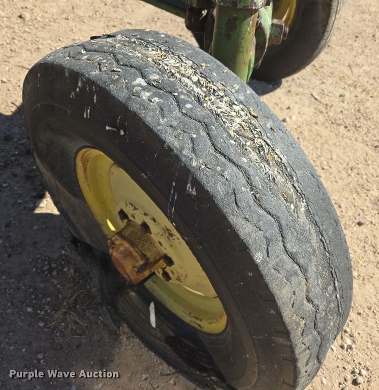 image for item ER8766 1962 John Deere 3010 tractor