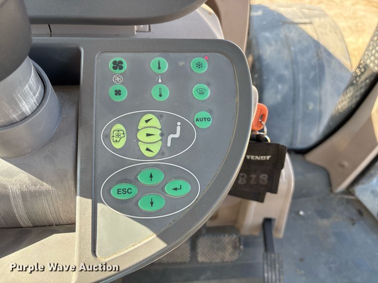 image for item EY9887 2013 Fendt 828 Vario MFWD tractor