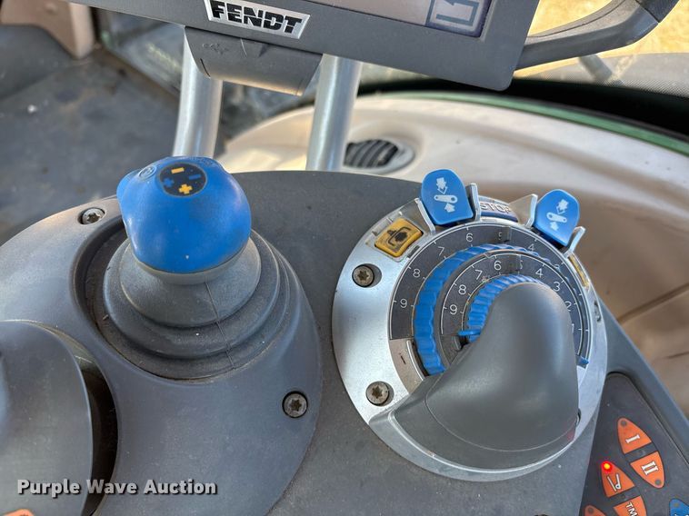 image for item EY9887 2013 Fendt 828 Vario MFWD tractor